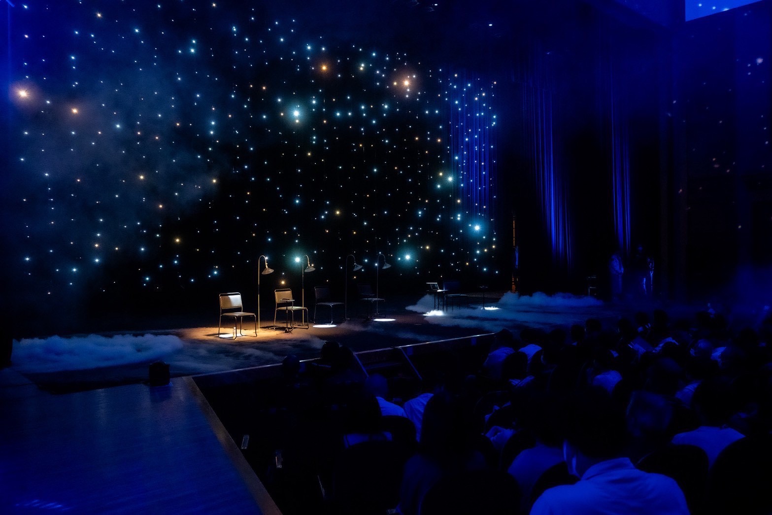 星空のような光に包まれた会場
